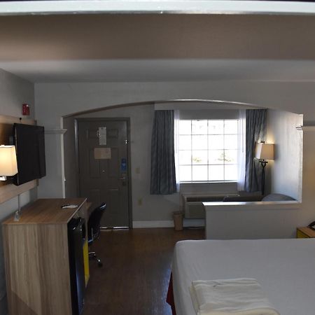 Days Inn By Wyndham Nacogdoches/Sfa University/Downtown Екстер'єр фото