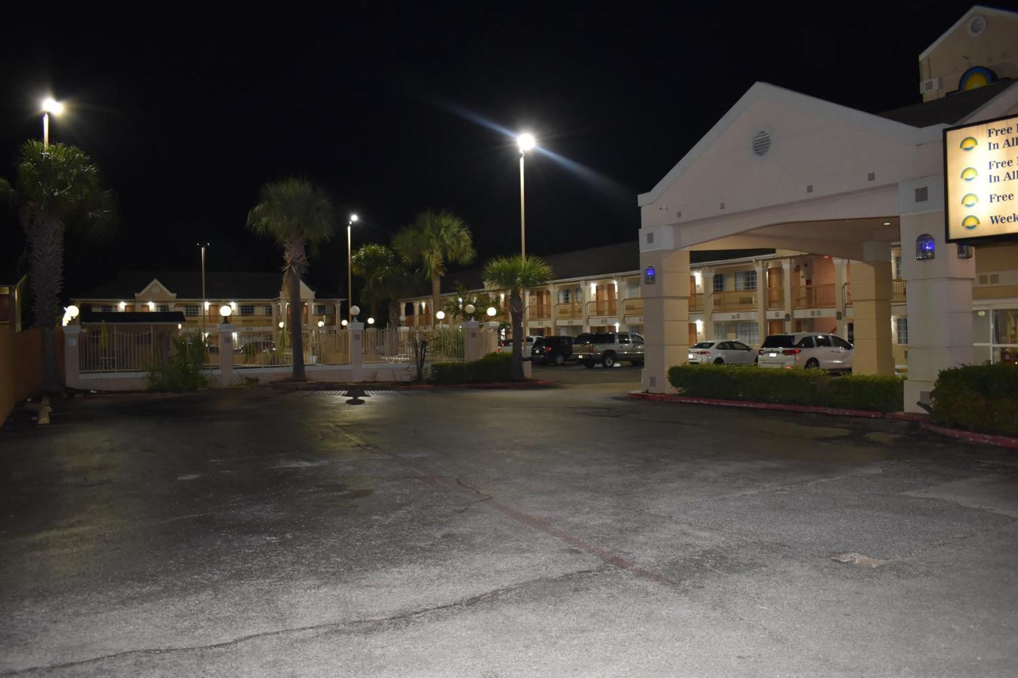 Days Inn By Wyndham Nacogdoches/Sfa University/Downtown Екстер'єр фото