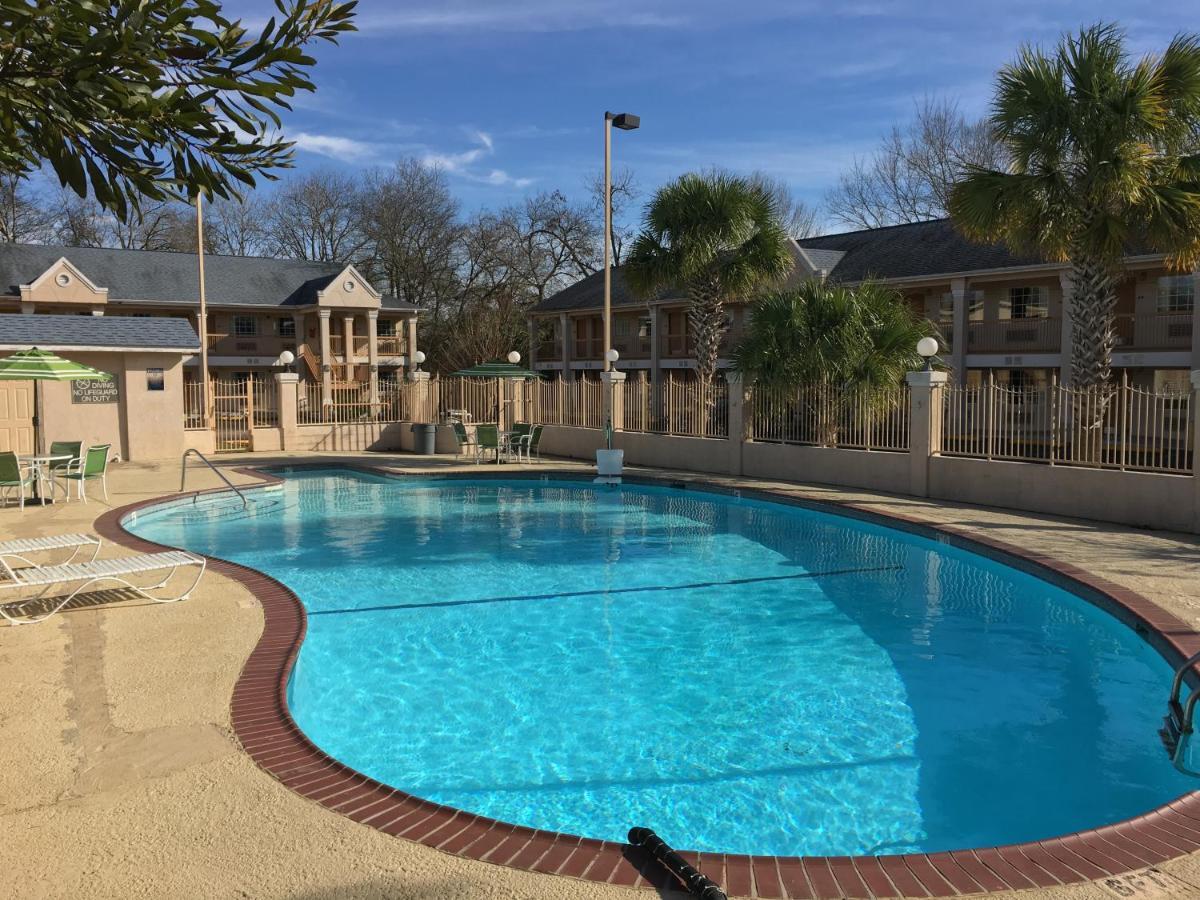 Days Inn By Wyndham Nacogdoches/Sfa University/Downtown Екстер'єр фото